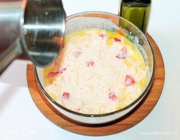 В маленьком ковшике нагреть растительное масло (авокадное, или кунжутное, или оливковое) на среднем огне. Не доводя масло до появления дыма, бросить в него семена черной горчицы. Жарить, пока зерна горчицы не начнут трещать. Вылить масло в смесь йогурта с овощами и перемешать.