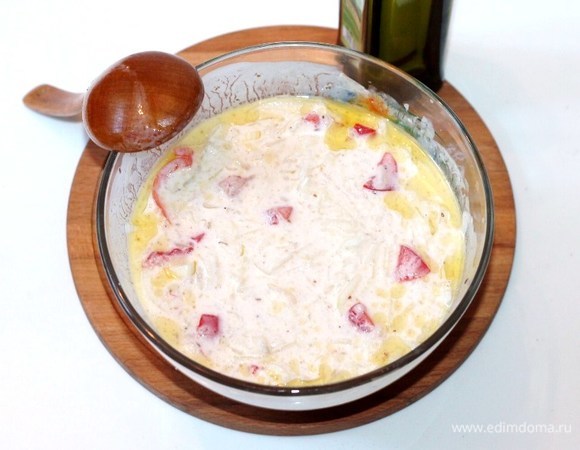 Охладить райту 1–2 часа. За это время салат пропитается ароматом специй. При подаче к столу украсить райту кружочками огурцов и сладкого перца.