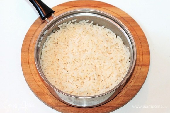А мне нравится вот так: в отваренный рис добавляю 2 ст. л. соевого соуса, хорошо перемешиваю, чтобы просолить и пропитать рис. Затем выкладываю порцию охлажденного риса в миску и заливаю райтой, перемешиваю. Очень вкусно и полезно!