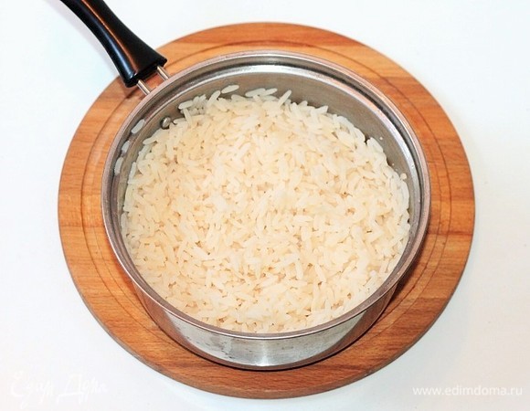 А мне нравится вот так: в отваренный рис добавляю 2 ст. л. соевого соуса, хорошо перемешиваю, чтобы просолить и пропитать рис. Затем выкладываю порцию охлажденного риса в миску и заливаю райтой, перемешиваю. Очень вкусно и полезно!