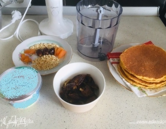 Подготавливаем все для крема. Финики (4 шт. или заменяем на чернослив) моем и извлекаем из них косточки.