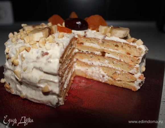 Смазываем кремом наши панкейки, украшаем на свой вкус тортик и убираем в холодильник на 3 часа.