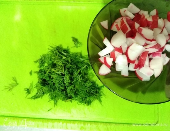 Редиску нарезать кубиками. Зелень нарезать мелко. Тут можно заменить редис на огурцы, а укроп на другую травку.