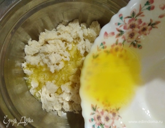 Сливочное масло растопить, остудить и влить в мякиш. Перемешать.