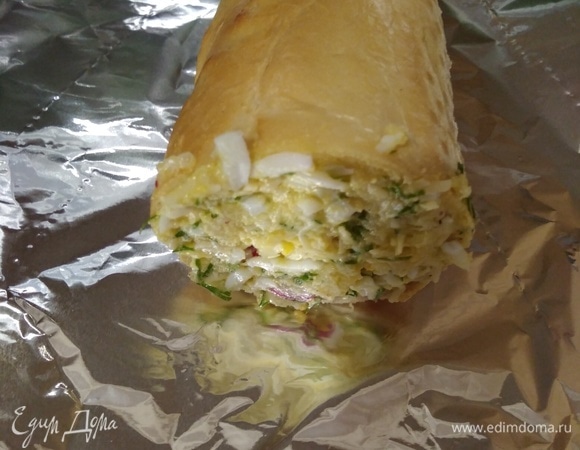 Плотно начинить батон. Завернуть в пленку или фольгу, убрать в холодильник на ночь или на 3–4 часа.