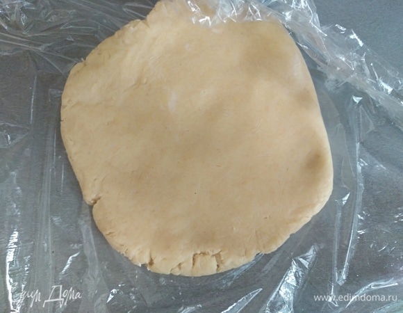 Для основы смешать все ингредиенты в комбайне. Я воспользовалась измельчителем с насадкой нож. Можно просто порубить все ножом и собрать в шар. Убрать на 30 минут в холодильник в пленке.