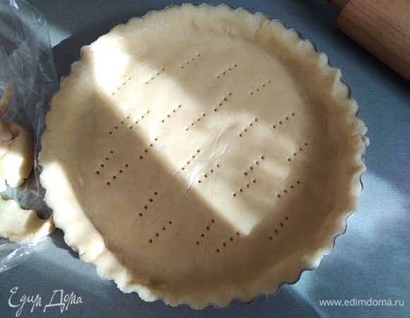 Духовку разогреть до 180°C. Форму для выпечки я брала 20 см, высотой 4 см. Раскатать тесто, переложить в форму, прижать, лишнее срезать. Наколоть вилкой.