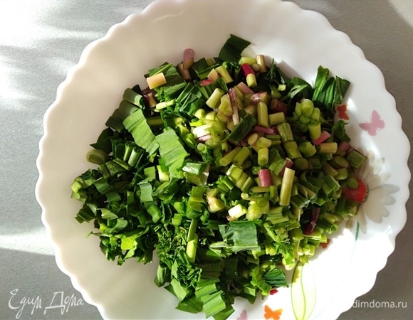 Приготовить начинку: вымытую зелень нарезать. Если вы по каким-то причинам не едите черемшу, просто увеличьте количество другой зелени. Можно добавить лук-порей.
