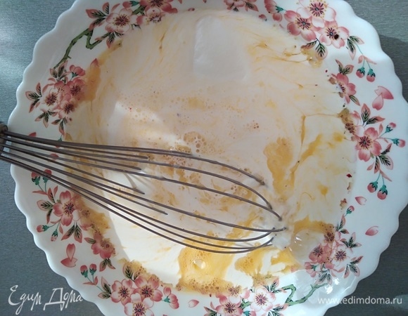 Влить сливки и сметану и размешать.