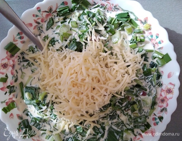 И тертый сыр. Перемешать.