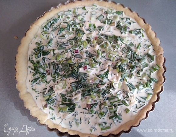 Вылить эту смесь на основу. Духовка разогрета до 200°C — 15 минут, убавить до 170°C и допечь еще 25 минут.