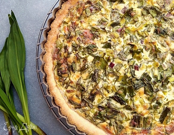 Готовый киш остудить в форме. При подаче нарезать кусочками.