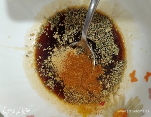 Смешать жидкий мед, соевый соус и специи. Молотый имбирь можно заменить на 2 см свежего. А орегано — на тимьян.