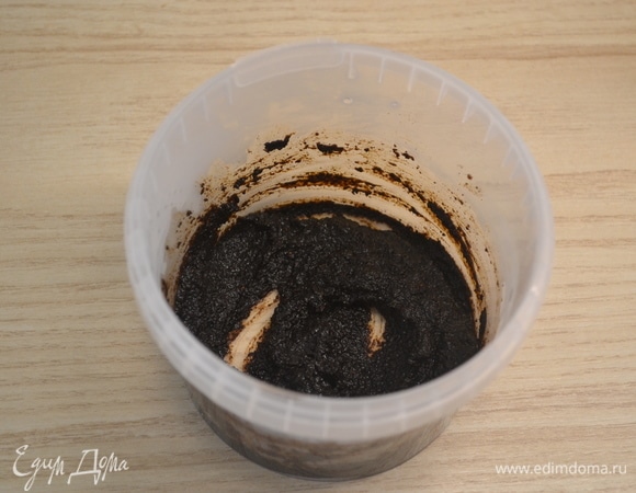 Сухой солод залить небольшим количеством кипятка, размешать. Должна получиться пастообразная масса. Дать остыть. Изюм заранее залить кипятком.