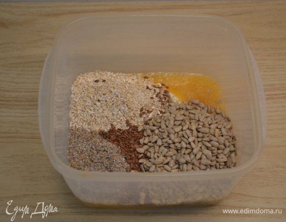 Соединить пастообразный мягкий творог, яйца, отруби, соль, лен, семечки, изюм и солод. Перемешать.