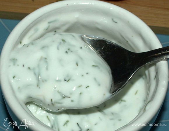 Соединить мацони с солью и рубленым укропом.