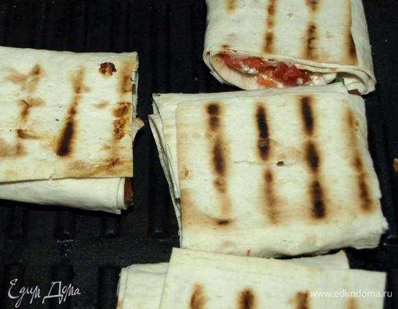 На сухой сковороде (хорошо разогреть) обжариваем лаваш с двух сторон.