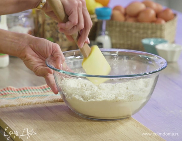 Смешать муку с разрыхлителем, содой, солью, сахаром и сыром пекорино.