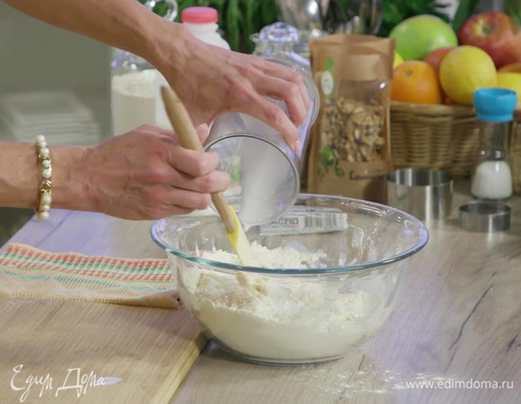 Влить в сухие ингредиенты молоко и перемешать.