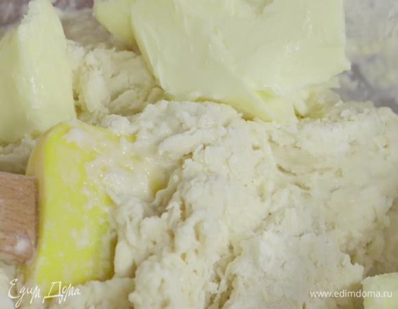 Вмешать в тесто сливочное масло.