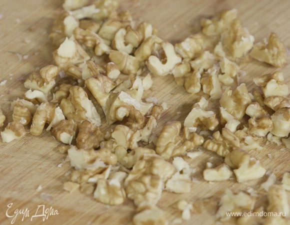 Грецкие орехи измельчить при помощи ножа.