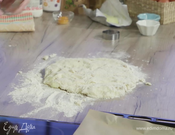 Орехи добавить к тесту, вымесить его руками. Распределить тесто по присыпанной мукой поверхности пластом высотой 1,5–2 см.