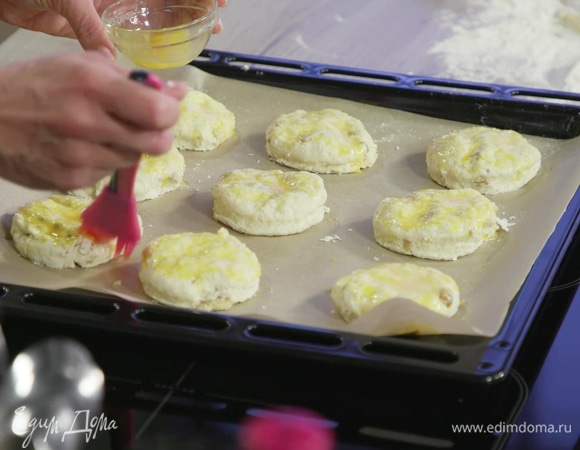 Смазать поверхность булок смесью желтка с молоком и солью.