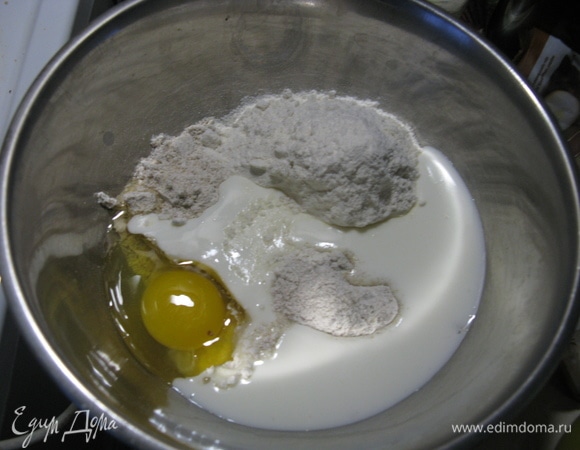 Для теста нам будет необходимо 4 вида муки, йогурт и яйца. Замешиваем тесто и оставляем постоять около 20 минут. Потом раскатываем и формируем основы. У меня формочки для выпекания из керамики и металла, потому порционно делать эстетично и просто.