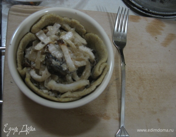 Выкладываем в формочки тесто, потом начинку, посыпаем сыром в самом конце, как и приправами, и зеленью. Перед самой подачей, у меня порционные формочки для запекания, потому так и эстетичней, можно сразу из формочки, можно достать.