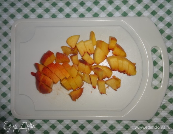 Персик вымыть, обсушить, разрезать пополам, удалить косточку. Нарезать персик небольшими кусочками.