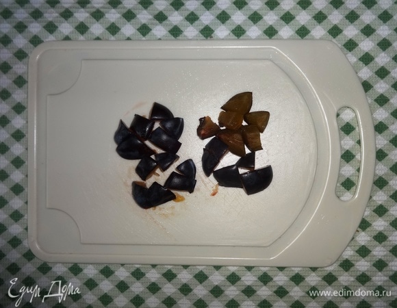 Сливы вымыть, обсушить, удалить косточки. Нарезать сливы мелкими кубиками.