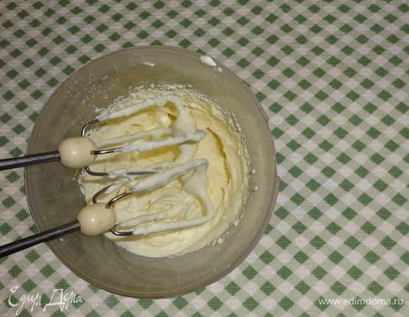 Сливки соединить с загустителем для сливок, перемешать. Затем взбить миксером в течение 1 мин.