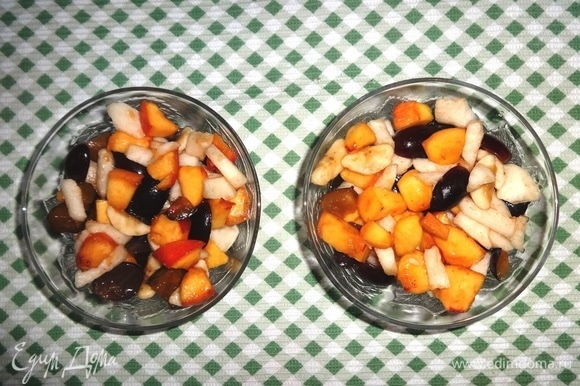 Нарезанные фрукты соединить в глубокой миске, перемешать. Разложить салат по креманкам.
