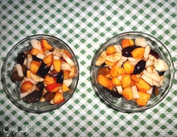 Нарезанные фрукты соединить в глубокой миске, перемешать. Разложить салат по креманкам.