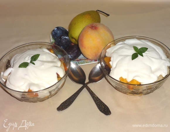 Выложить сверху сливочный крем. Украсить салат листиками мяты. Подать к столу. Если любите холодные десерты, можно перед подачей охладить. Угощайтесь! Приятного аппетита!