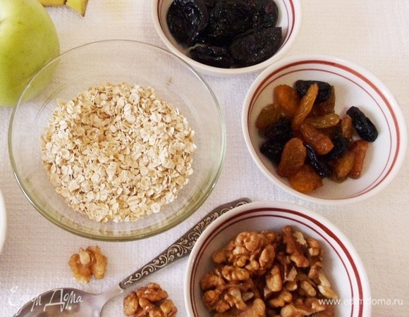 Основные продукты: овсяные хлопья, грецкие орехи, яблоко, банан, чернослив и изюм.