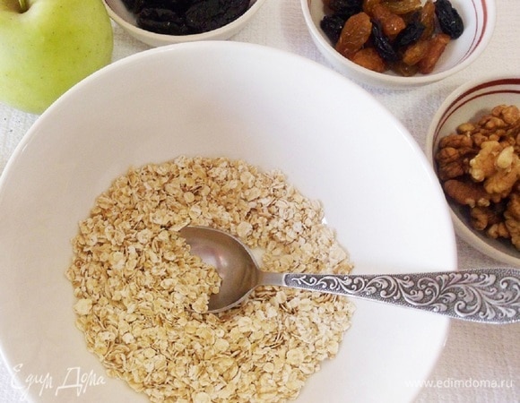 Насыпать овсяные хлопья в миску.