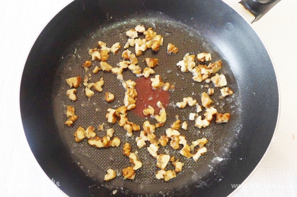 Грецкие орехи измельчить ножом и обжарить на сливочном масле 1 минуту.