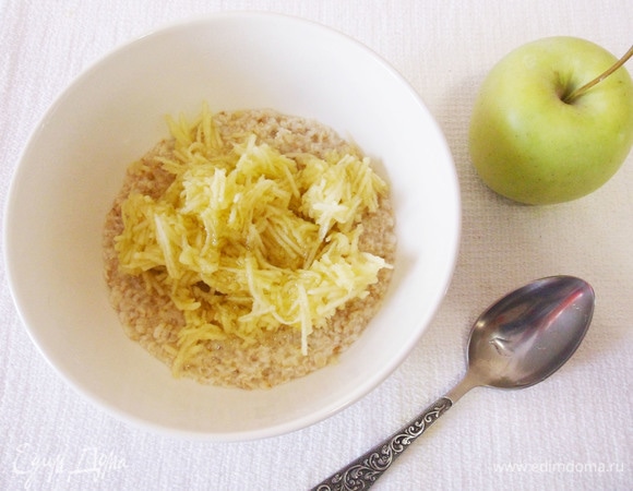 Добавить к набухшим овсяным хлопьям очищенное от кожуры и натертое на средней терке яблоко. Перемешать.