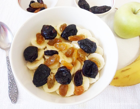 Вымыть горячей водой изюм и чернослив. Добавить сухофрукты в миску.