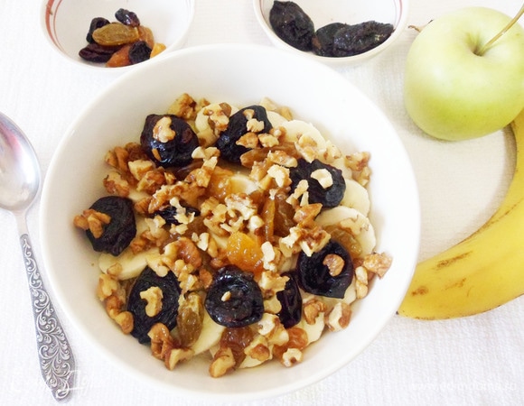 Сверху посыпать обжаренными грецкими орехами.