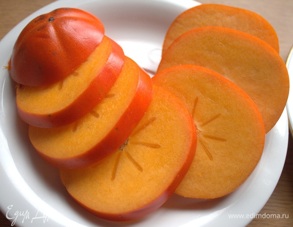 Хурму помыть, нарезать на кружочки.