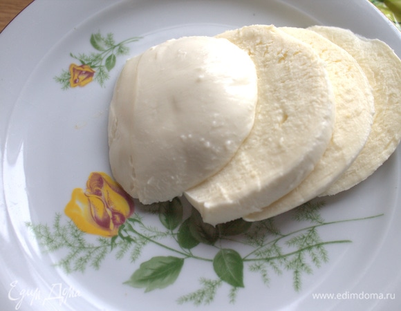 Моцареллу процедить, нарезать шайбочками.