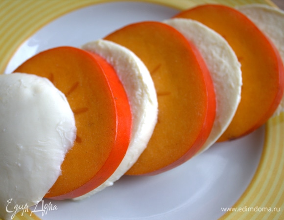 Чередовать на сервировочной тарелке хурму и сыр на манер «капрезе».