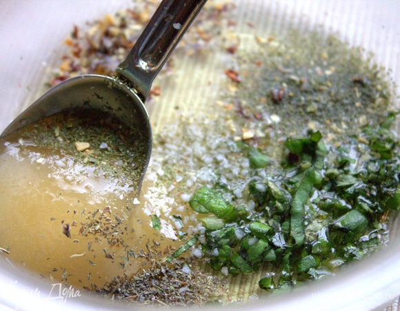 Смешать мед с маслом и приправами, порубить листочки базилика.