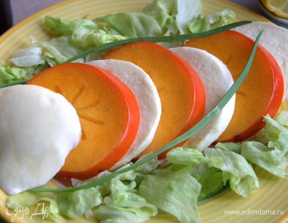 Порвать листья салата и разместить на тарелке.