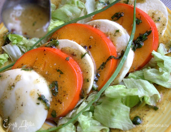 Полить все заправкой.