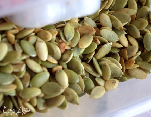 Семечки обжарить заранее, остудить.