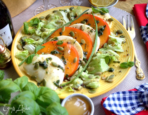 Посыпать сверху. Они хрустящие и хорошо сочетаются с нежной мацареллой.