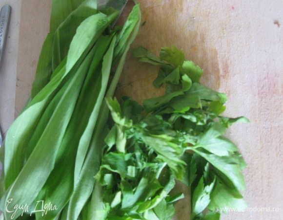 Нарезаем черемшу крупно, петрушку.